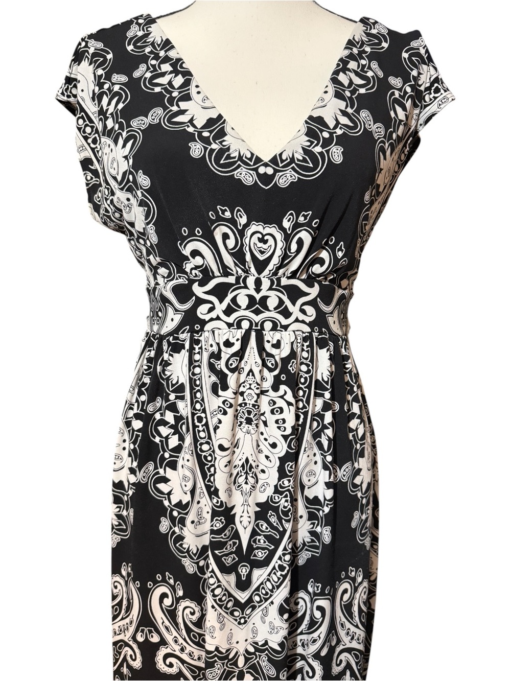 Ice Black & White Paisley V-Neck Cap Sleeve Dress, size 8 - Picture 6 of 10